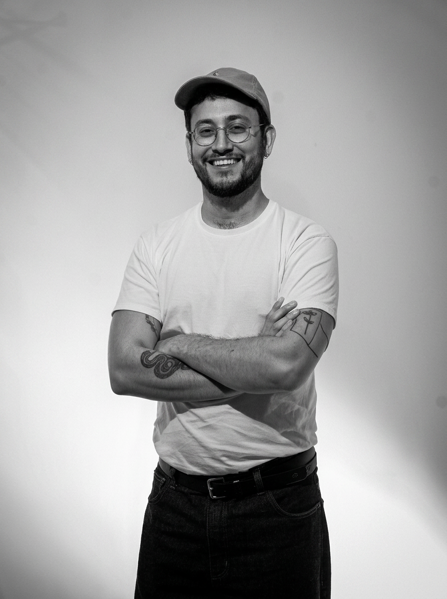 Pedro Lacerda, fundador da PontoCo, em ambiente editorial